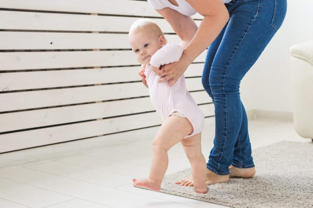 Bébé qui apprend à marcher