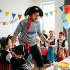 Anniversaire d'enfant, papa déguisé en pirate